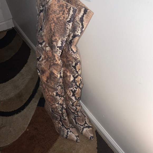 Jessica Simpsons Snake‑Embossed Knee‑High Boots – Women’s 8.5 M, Worn Once - Picture 3 of 4